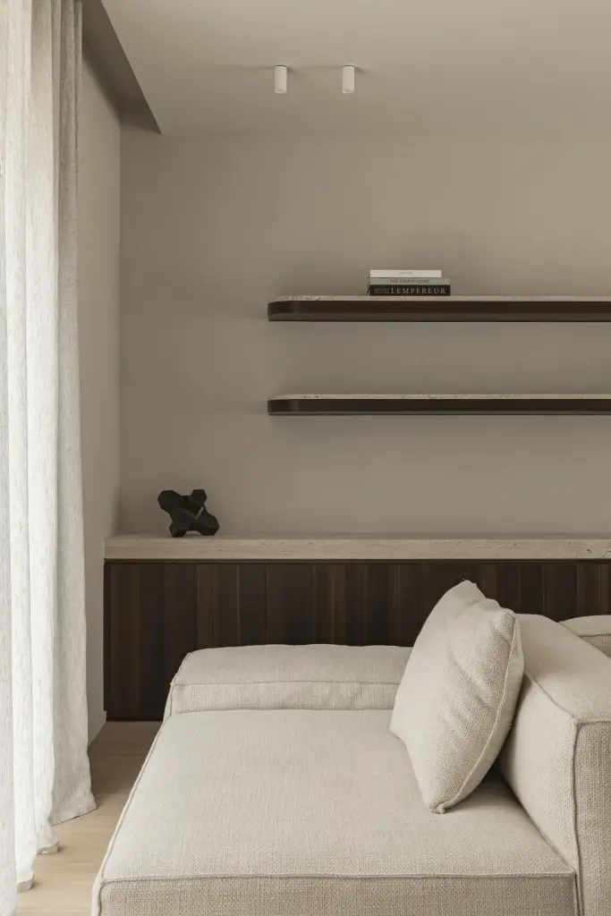 Hoek van de sofa onder wandplanken met indirect licht, Gezinsvilla in Heusden-Zolder, interieur Laura Calleeuw