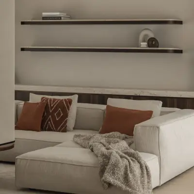 Sofa met plaid en kussens onder planken met een designlamp, Gezinsvilla in Heusden-Zolder, interieur Laura Calleeuw