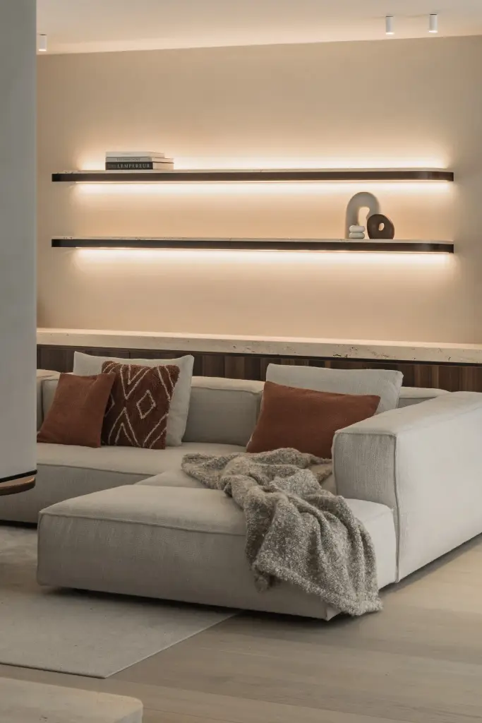Sofa met plaid en kussens onder planken met een designlamp, Gezinsvilla in Heusden-Zolder, interieur Laura Calleeuw