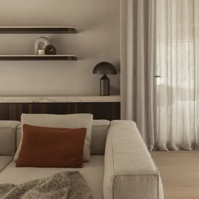 Sofa met terracotta kussen naast een gordijn en planken met decoratie, Gezinsvilla in Heusden-Zolder, interieur Laura Calleeuw