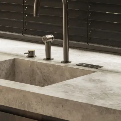 Detail van de natuurstenen spoelbak met kraan voor een jaloezie, Gezinsvilla in Heusden-Zolder, interieur Laura Calleeuw