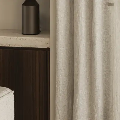 Detail van een donkere tafellamp naast een linnen gordijn en een houten kast, Gezinsvilla in Heusden-Zolder, interieur Laura Calleeuw