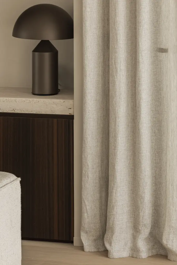 Detail van een donkere tafellamp naast een linnen gordijn en een houten kast, Gezinsvilla in Heusden-Zolder, interieur Laura Calleeuw