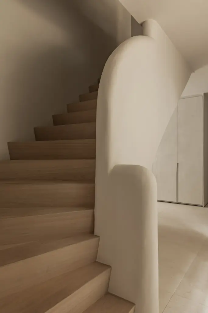 Trap met houten treden en een zachte, gepleisterde leuning, Gezinsvilla in Heusden-Zolder, interieur Laura Calleeuw