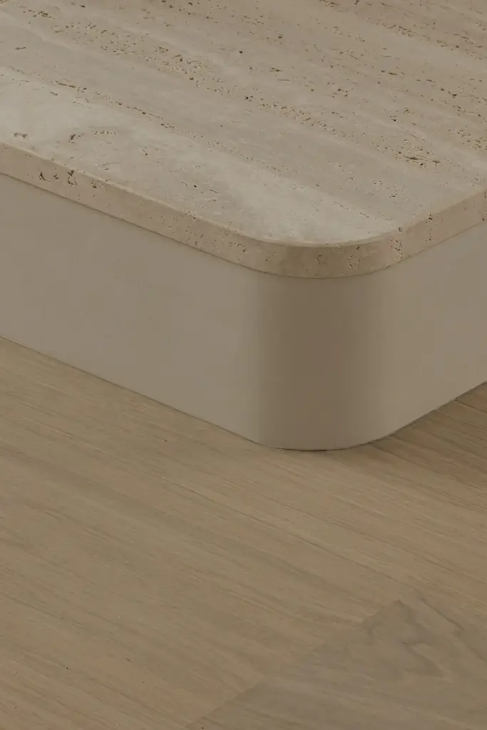 Detail van een afgeronde hoek in travertijn naast de houten vloer, Gezinsvilla in Heusden-Zolder, interieur Laura Calleeuw