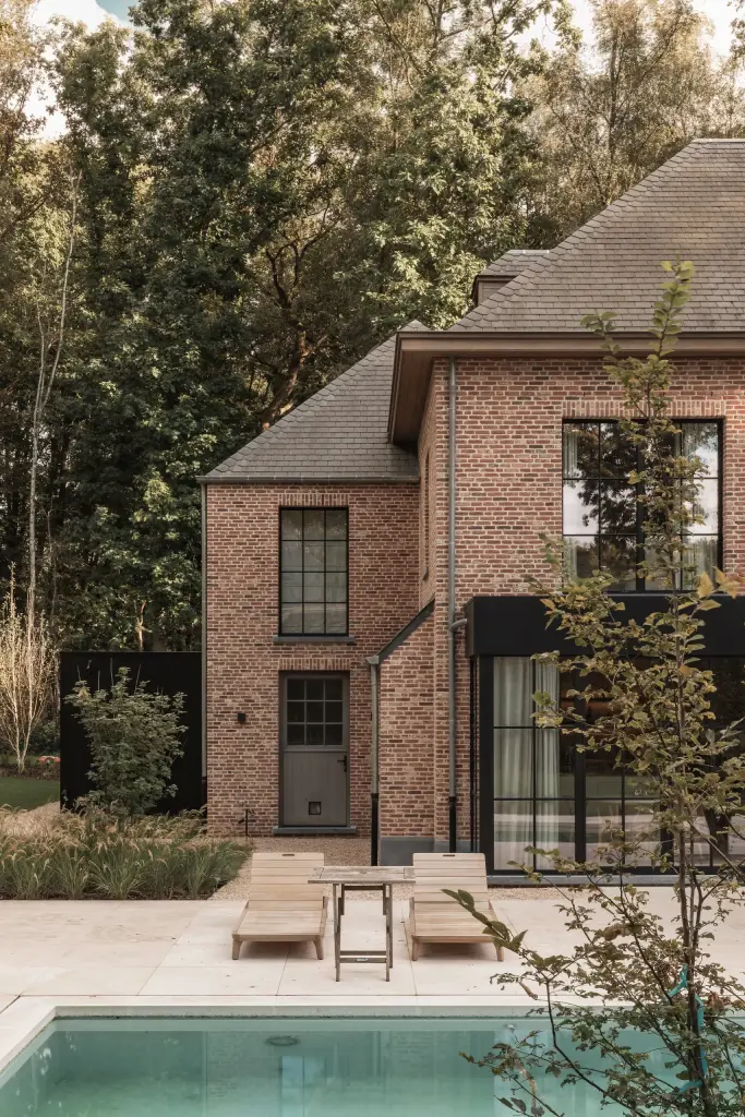 Villa in baksteen met zwarte ramen, tuin en zwembad, Gezinsvilla in Heusden-Zolder, interieur Laura Calleeuw