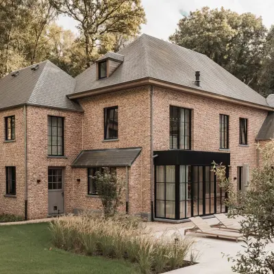 Landelijke villa in baksteen met leistenen dak en aangelegde tuin, Gezinsvilla in Heusden-Zolder, interieur Laura Calleeuw