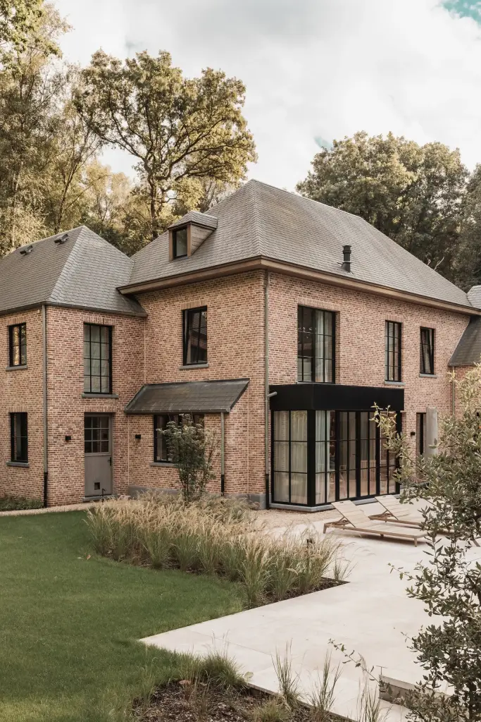 Landelijke villa in baksteen met leistenen dak en aangelegde tuin, Gezinsvilla in Heusden-Zolder, interieur Laura Calleeuw