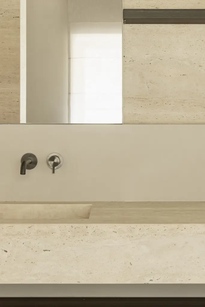 Detail van de wandkranen op de travertijnen wastafel, Gezinsvilla in Heusden-Zolder, interieur Laura Calleeuw