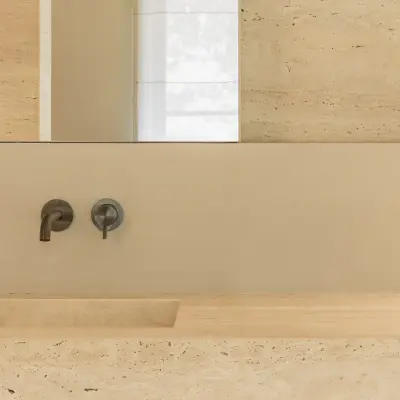 Detail van de wandkranen op de travertijnen wastafel, Gezinsvilla in Heusden-Zolder, interieur Laura Calleeuw
