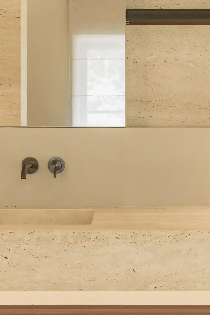 Detail van de wandkranen op de travertijnen wastafel, Gezinsvilla in Heusden-Zolder, interieur Laura Calleeuw