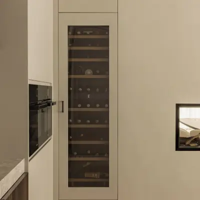 Hoge kast met wijnklimaatkast en inbouwoven, Gezinsvilla in Heusden-Zolder, interieur Laura Calleeuw