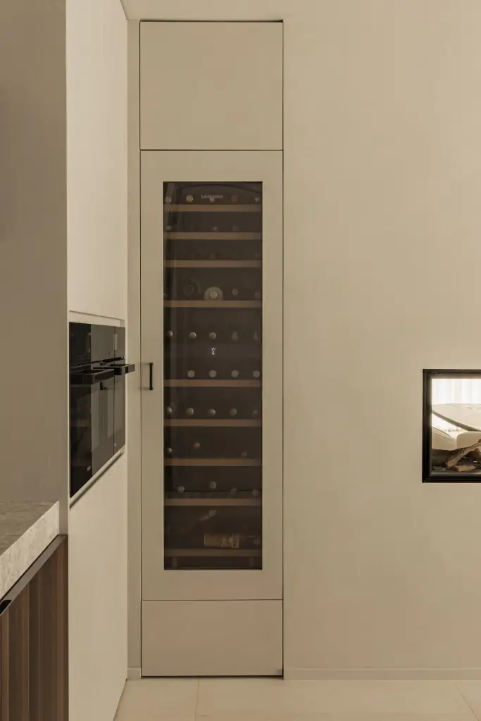 Hoge kast met wijnklimaatkast en inbouwoven, Gezinsvilla in Heusden-Zolder, interieur Laura Calleeuw