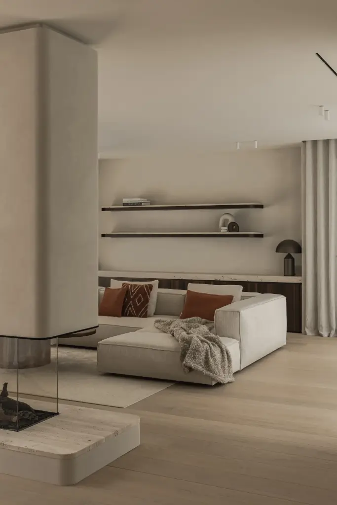 Zithoek met sofa en kussens voor de open haard en wandplanken, Gezinsvilla in Heusden-Zolder, interieur Laura Calleeuw