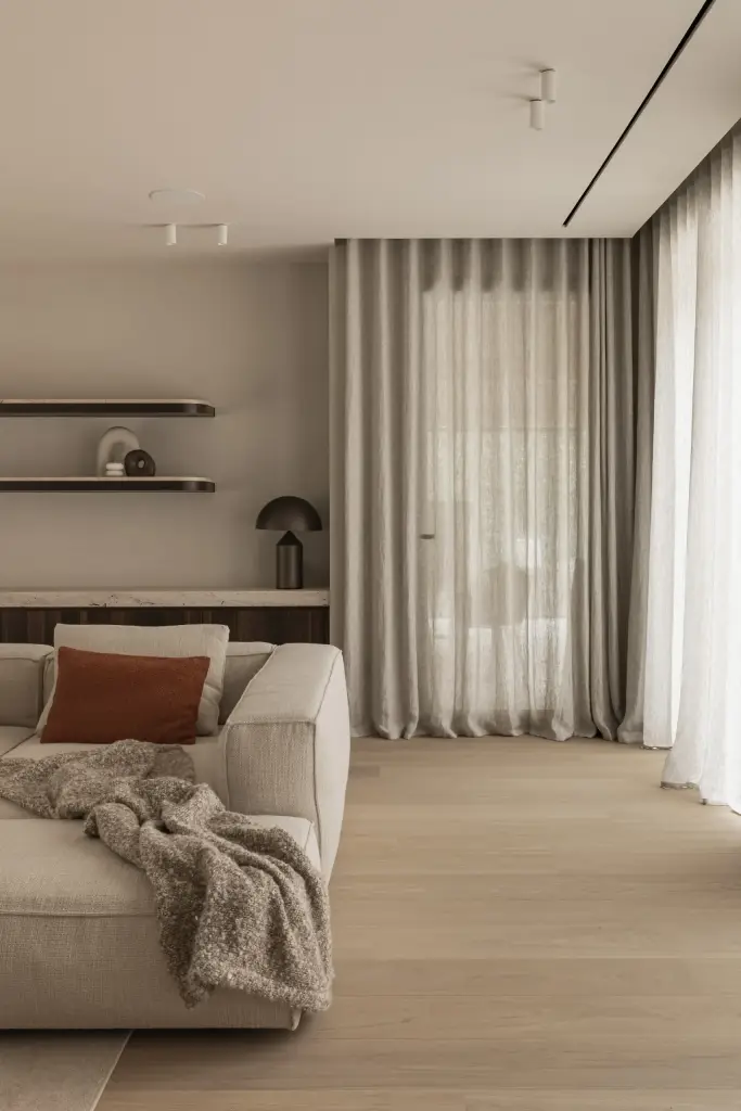 Zithoek met sofa en plaid in de open leefruimte met doorkijk, Gezinsvilla in Heusden-Zolder, interieur Laura Calleeuw