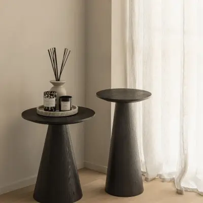 Zwarte bijzettafels met geurstokjes voor een raam met vitrage, Gezinsvilla in Heusden-Zolder, interieur Laura Calleeuw
