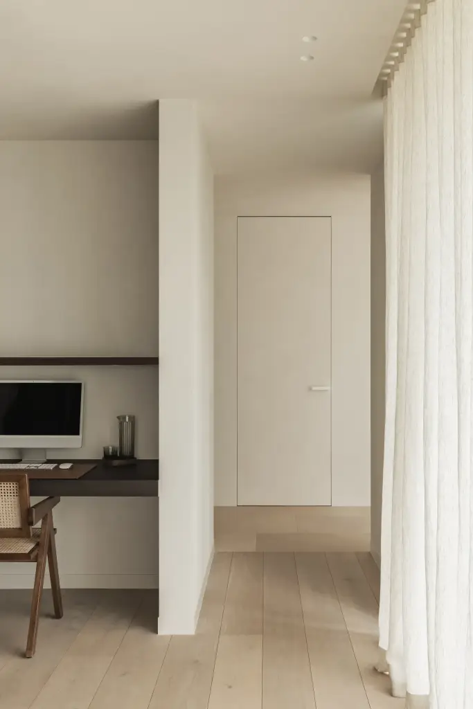 Gang met vlakke deur en vitrage, met zicht op het bureau, a home that invites you to slow down, interieur Laura Calleeuw