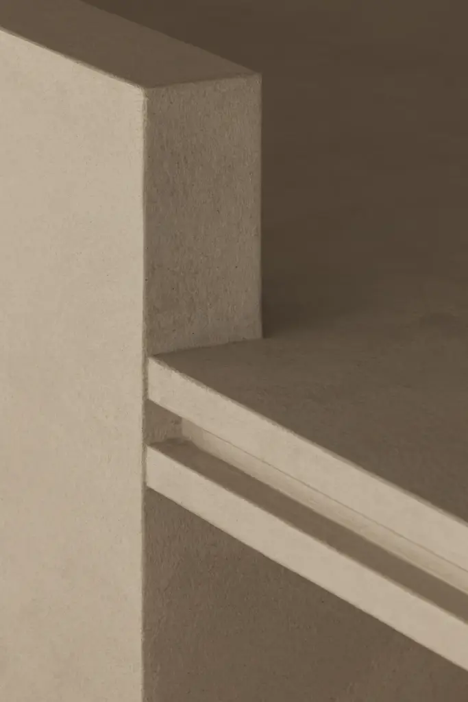 Detail van een hoek in kalkpleister met een smalle schaduwvoeg, a home that invites you to slow down, interieur Laura Calleeuw
