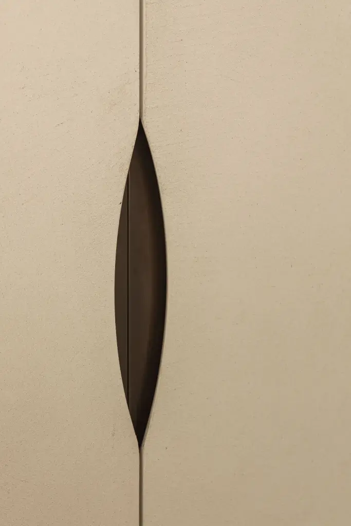 Detail van de gebogen greep tussen twee kastdeuren, a home that invites you to slow down, interieur Laura Calleeuw