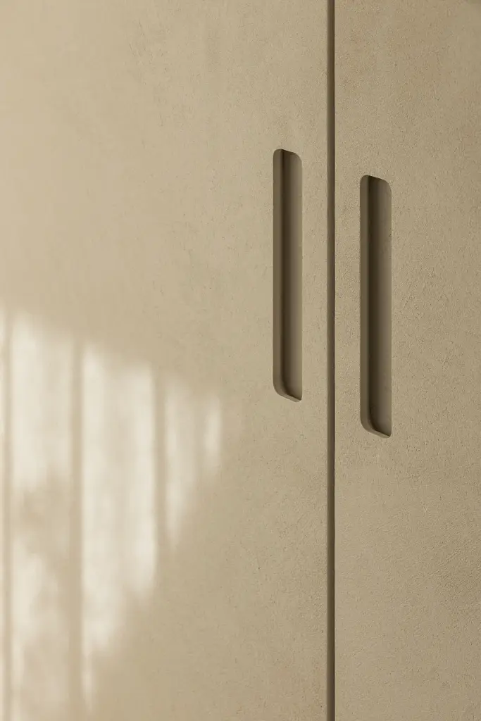 Hoge kastdeuren in kalkpleister met ingefreesde grepen, a home that invites you to slow down, interieur Laura Calleeuw
