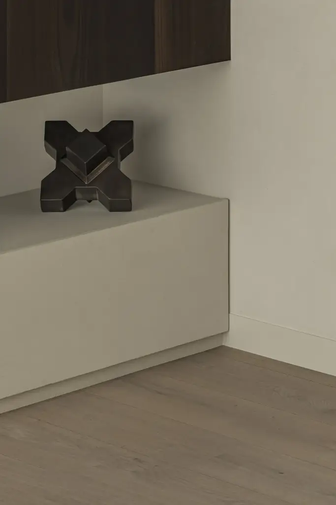 Laag wit meubel met een zwart sculptuur in de hoek, a home that invites you to slow down, interieur Laura Calleeuw