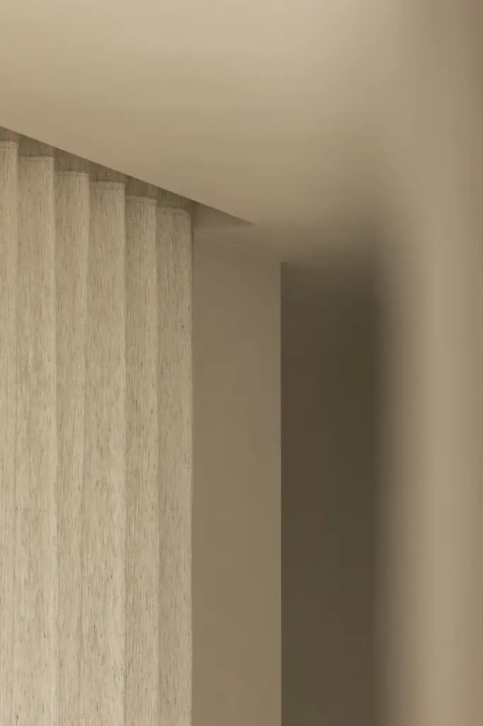 Detail van een linnen vitrage met verticale plooien, a home that invites you to slow down, interieur Laura Calleeuw