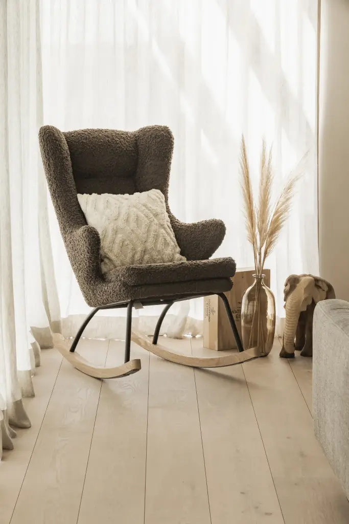 Schommelstoel in bouclé naast pampasgras en vitrage, a home that invites you to slow down, interieur Laura Calleeuw