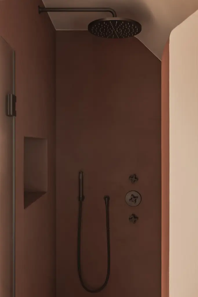 Douche in bordeaux met regendouche, handdouche en inbouwnis, Hoeve in Westkapelle, interieur Laura Calleeuw