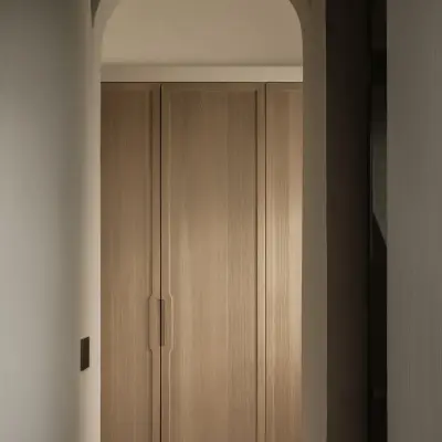 Boogdoorgang naar een garderobe met kasten in eikenhout, Hoeve in Westkapelle, interieur Laura Calleeuw