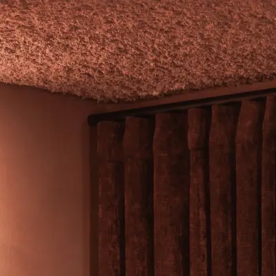 Fluwelen gordijn en een gestructureerd plafond in terracotta, Hoeve in Westkapelle, interieur Laura Calleeuw