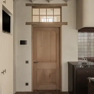Eikenhouten deur met bovenlicht naast de keuken met tegelwerk, Hoeve in Westkapelle, interieur Laura Calleeuw