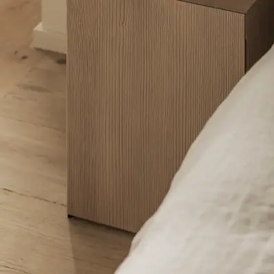 Hoek van een kast met geribbeld eikenhouten front naast het bed, Hoeve in Westkapelle, interieur Laura Calleeuw