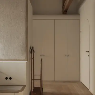 Slaapkamer met inloopkast, witte kastdeuren en een houten balk, Hoeve in Westkapelle, interieur Laura Calleeuw
