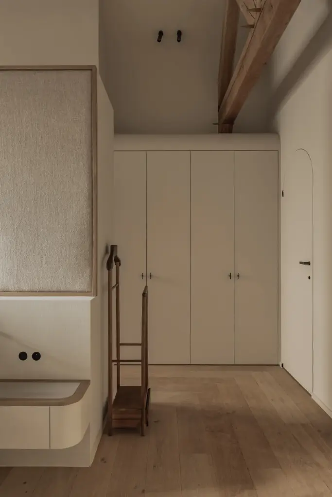 Slaapkamer met inloopkast, witte kastdeuren en een houten balk, Hoeve in Westkapelle, interieur Laura Calleeuw
