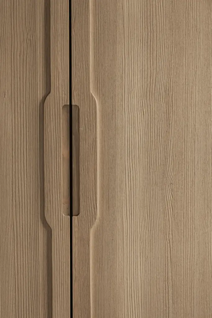 Detail van de ingefreesde greep op eikenhouten kastdeuren, Hoeve in Westkapelle, interieur Laura Calleeuw