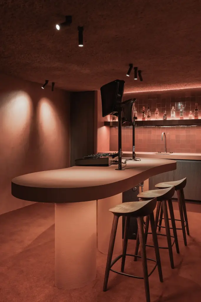 Kelderbar met halfronde toog, houten krukken en spots, Hoeve in Westkapelle, interieur Laura Calleeuw
