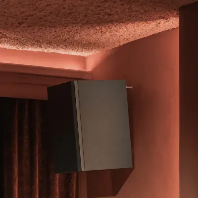 Luidspreker naast het gordijn onder een lichtlijn in het plafond, Hoeve in Westkapelle, interieur Laura Calleeuw