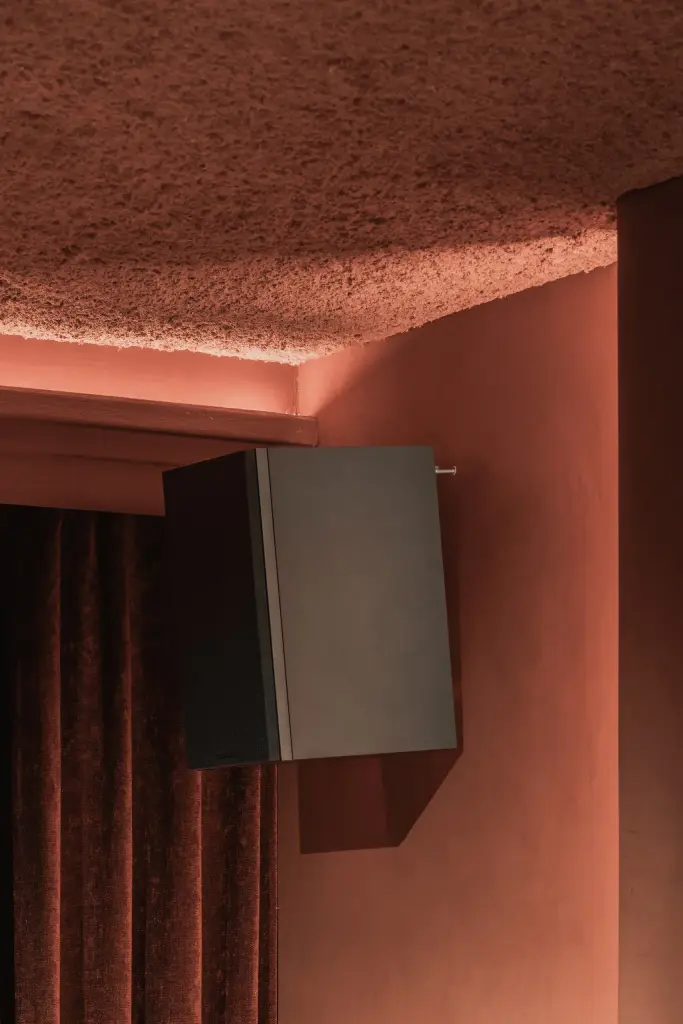 Luidspreker naast het gordijn onder een lichtlijn in het plafond, Hoeve in Westkapelle, interieur Laura Calleeuw