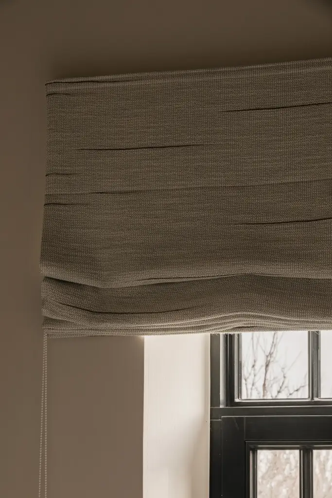 Detail van een linnen roman blind voor een zwart raam, Hoeve in Westkapelle, interieur Laura Calleeuw