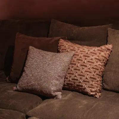 Kussens met patroon op de sofa in de thuisbioscoop, Hoeve in Westkapelle, interieur Laura Calleeuw