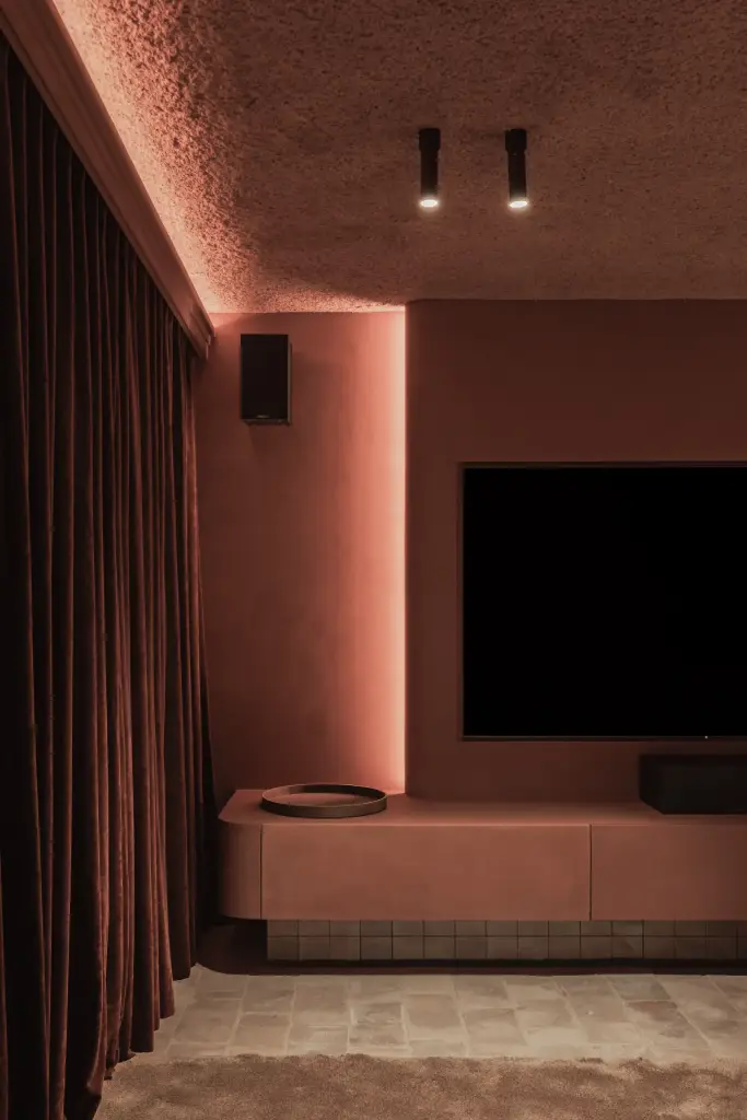 Televisiewand met ledlijn, zwevend meubel en zwarte spots, Hoeve in Westkapelle, interieur Laura Calleeuw