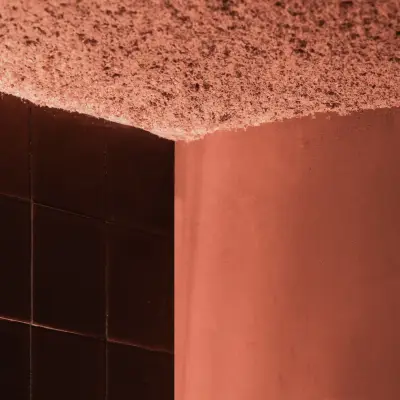 Hoek met terracotta tegels en een gestructureerd plafond, Hoeve in Westkapelle, interieur Laura Calleeuw
