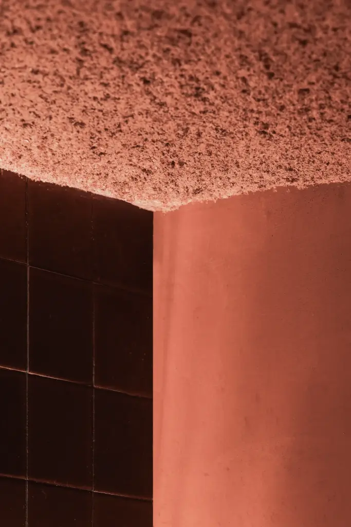 Hoek met terracotta tegels en een gestructureerd plafond, Hoeve in Westkapelle, interieur Laura Calleeuw