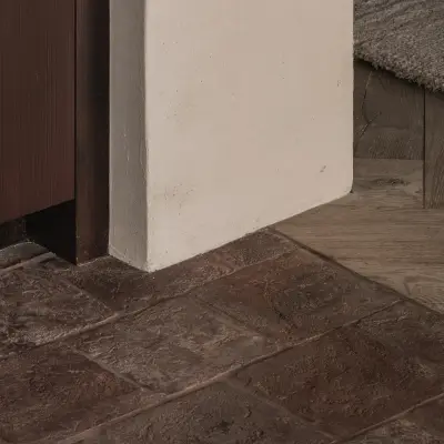 Detail van een terracotta vloer en een gepleisterde hoek, Hoeve in Westkapelle, interieur Laura Calleeuw