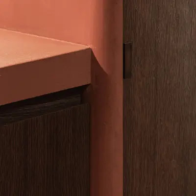 Terracotta werkblad boven een donker houten kast, Hoeve in Westkapelle, interieur Laura Calleeuw