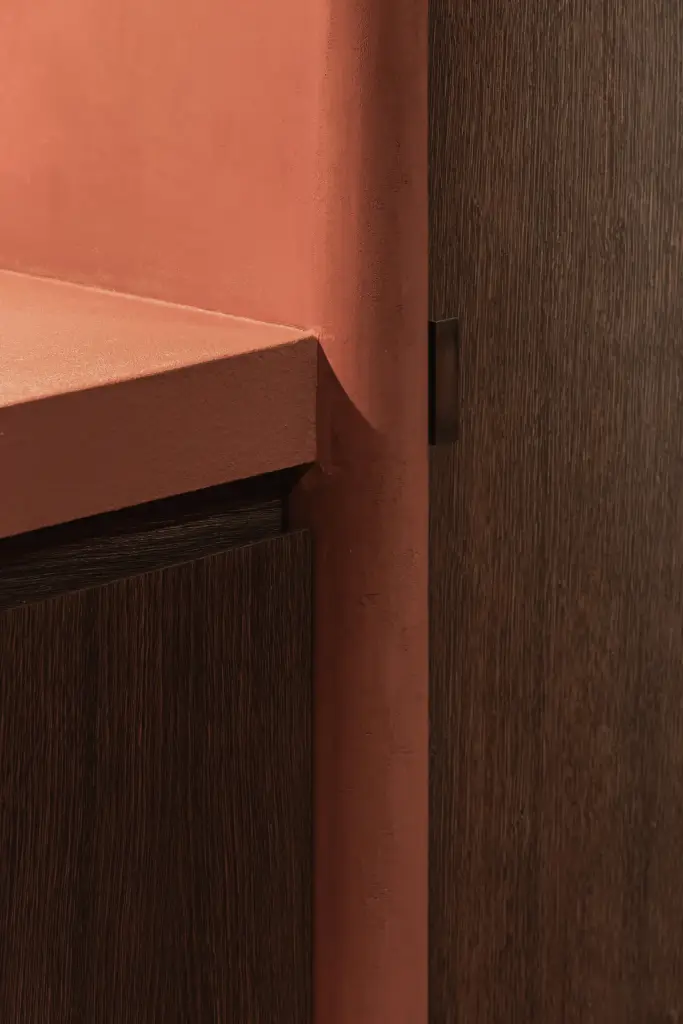 Terracotta werkblad boven een donker houten kast, Hoeve in Westkapelle, interieur Laura Calleeuw