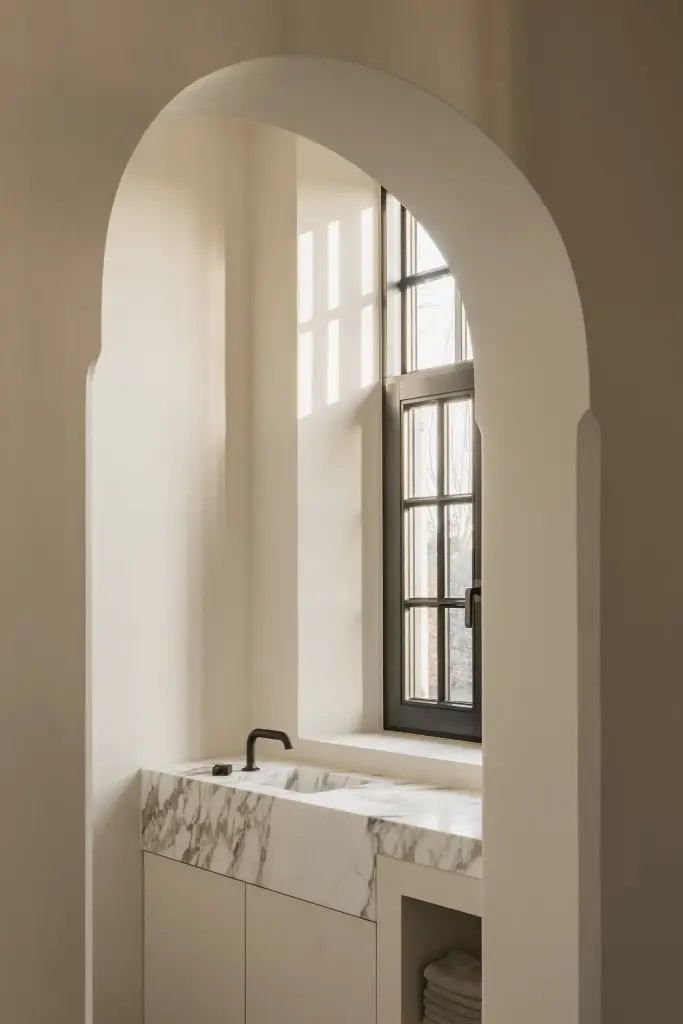Toilet met boogvormige nis, raam en marmeren wastafel, Hoeve in Westkapelle, interieur Laura Calleeuw