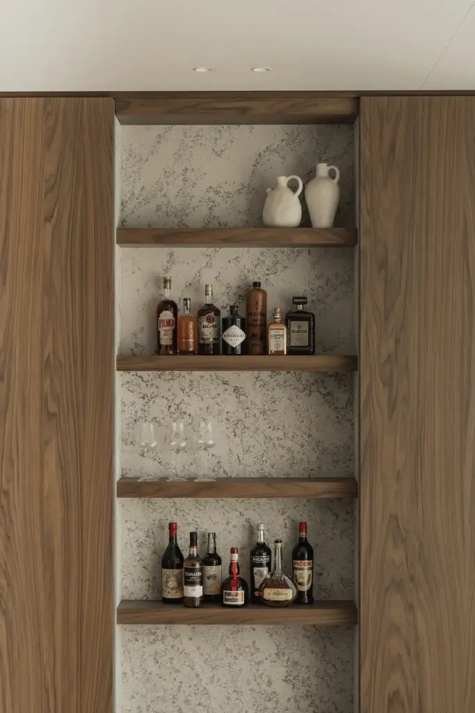 Nis met natuurstenen achterwand, houten planken, flessen en kruiken, a masterful balance between authenticity and comfort, interieur Laura Calleeuw