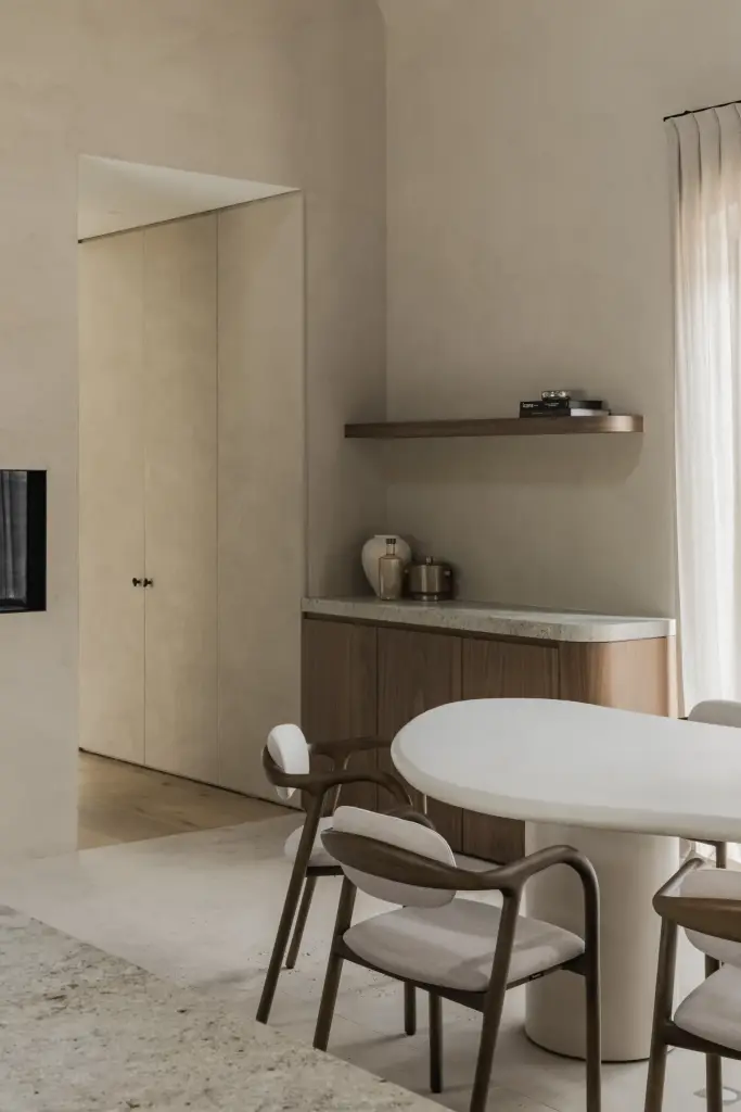 Eethoek met organische tafel, stoelen en een schap boven een notelaren onderkast, a masterful balance between authenticity and comfort, interieur Laura Calleeuw