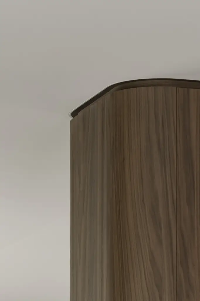 Detail van de gebogen hoek van het notelaren kastvolume, a masterful balance between authenticity and comfort, interieur Laura Calleeuw